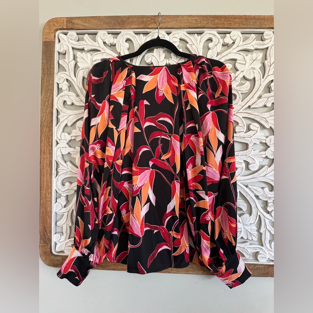 Entro Black Floral Blouse 🌅 Resort Dinner Vacation Top Red Orange Statement Chic - Picture 4 of 4